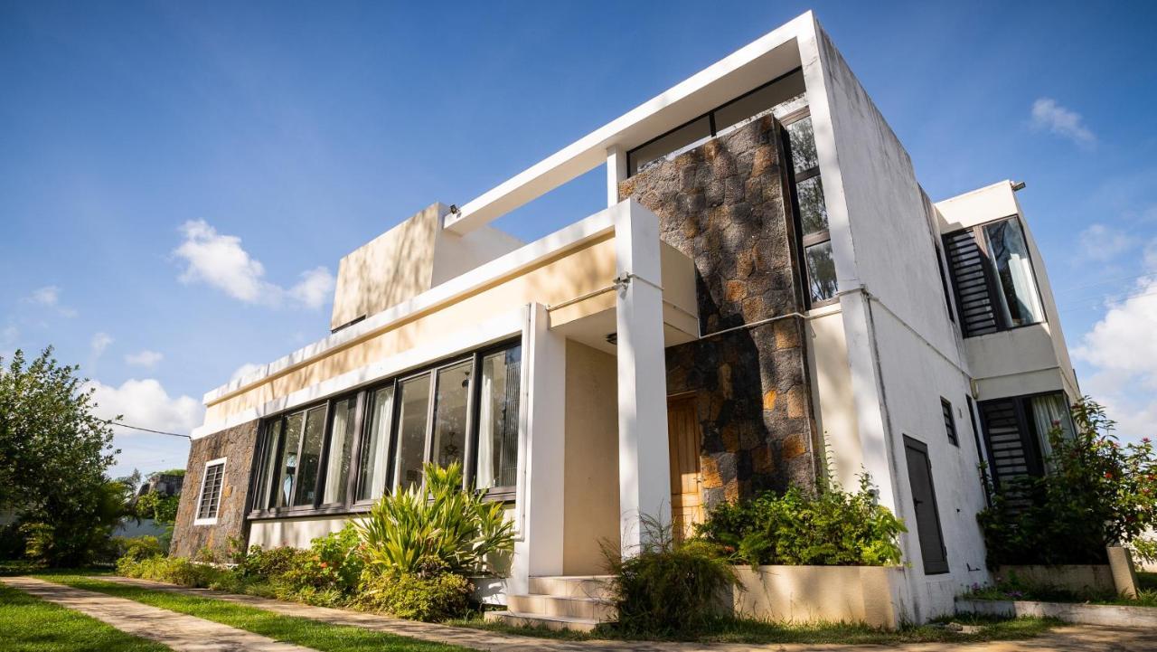 Villa Angelou - Sunlit Beach Getaway With Pool And Wifi Belle Mare Exterior photo
