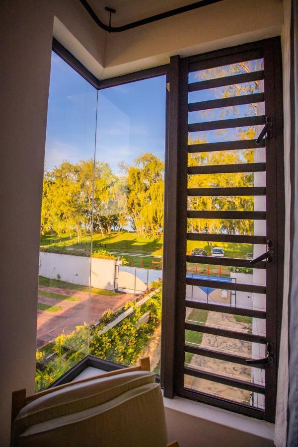Villa Angelou - Sunlit Beach Getaway With Pool And Wifi Belle Mare Exterior photo